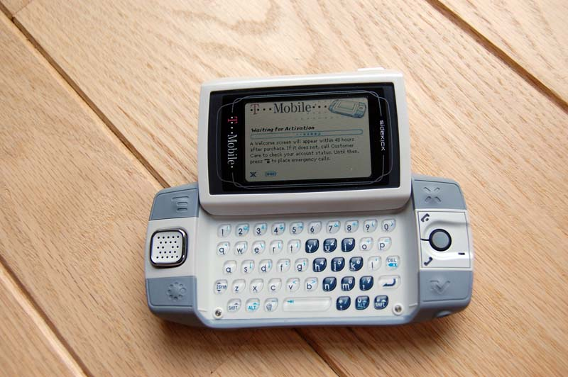 Illustration for article titled Unboxed: Our Shots of the Sidekick iD